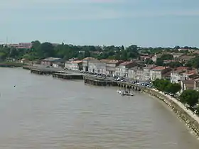 Vue d'ensemble des installations fluviales du port de Tonnay-Charente entièrement situé sur la rive droite de la Charente.