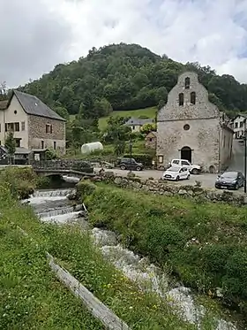 Le hameau de La Rivière avec la chapelle Saint-Roch et la rivière d'Alos en juin 2020.