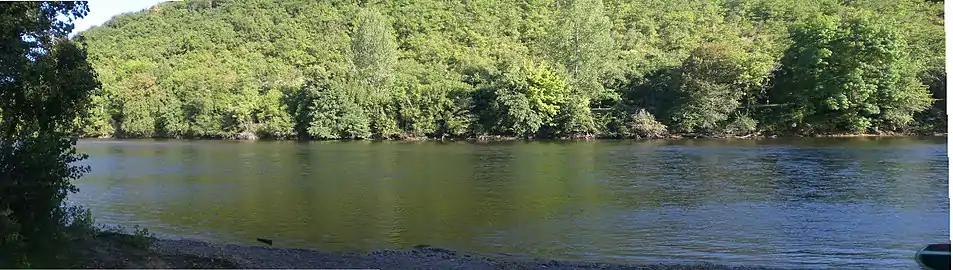 La Dordogne au niveau de Port d'Envaux ; la rive en face est située sur la commune de Castelnaud-la-Chapelle.