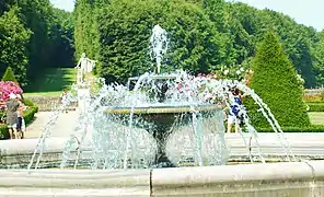 Fontaine à la roseraie du Château.