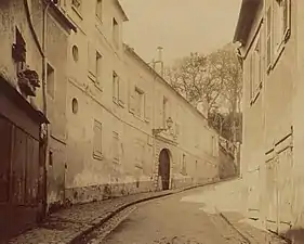 Eugène Atget, La rue des pierres à Meudon, avec l'entrée de la maison (1876), photographie, Paris, BNF.