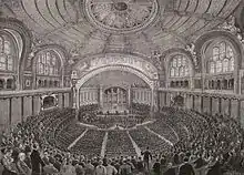 Gravure de 1879 présentant une foule nombreuse dans la grande salle du Trocadéro.