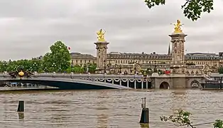 La Seine largement au-dessus de son niveau habituel par rapport au pont Alexandre-III.