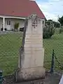 La stèle commémorative à l'entrée de Germigny-l'Exempt