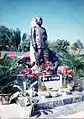 1995 : le 7 janvier, la statue est érigée à Savannakhet.