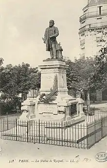 Monument à Raspail dans le square Jacques-Antoine.