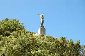 La statue de saint Michel depuis le sentier
