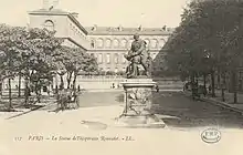 Statue de Théophraste Renaudot, œuvre d'Alfred Boucher. Inaugurée en 1893, elle est fondue en 1942.