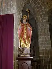 Une photo d'une statue représentant un saint évêque en ornements liturgiques