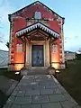 La synagogue éclairée la nuit.