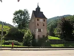 Tour des mineurs d'Echery (tour de l'Horloge ou prison des mineurs)- deux cellules au sous-sol- façades, toitures