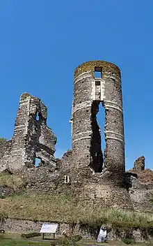 Château médiéval - La tour éventrée.