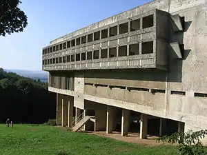 Le couvent Sainte-Marie de La Tourette à Éveux, conçu par Le Corbusier en 1960.