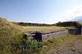 La traverse-abri isolée et une plate-forme de tir.