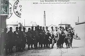 La troupe garde la Verrerie Charbonneaux à Reims, 1911.