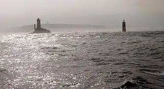 Le phare de la Vieille et la pointe du Raz, au petit matin, depuis une vedette reliant l'île de Sein au continent.