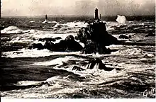 Carte postale du phare de la Vieille face à une mer agitée, vu depuis la pointe du Raz.