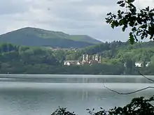 Vue du lac et de l'abbaye de Maria Laach.