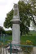 Le monument aux morts près du clocher.