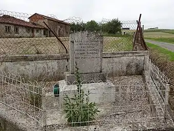 Stèle en hommage à un résistant, située au bord de la D262.