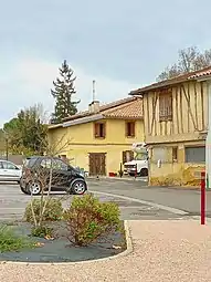 Parking et maison au centre du bourg.