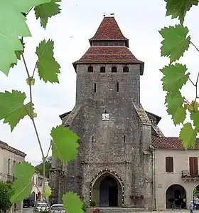 L'église fortifiée donnant sur la place Royale.