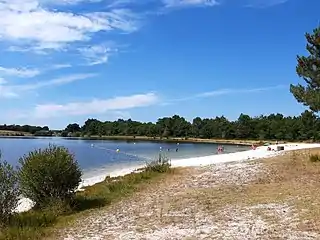 Zone de baignade surveillée sur la plage du grand lac