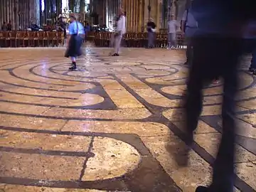 Le labyrinthe de la cathédrale de Chartres, une inspiration pour la Marelle d'Ambre ?