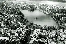 Vue aérienne du lac Hoan Kiem durant la colonisation française.