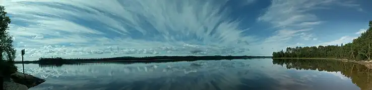 Vue panoramique du lac Loïs.