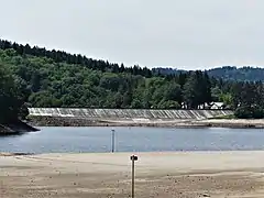 Le lac des Bariousses et la digue.