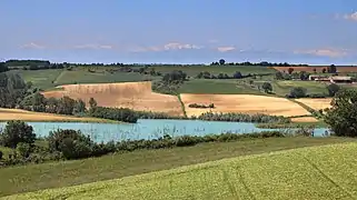 Lac de la Ganguise et Pyrénées vus depuis Molleville.