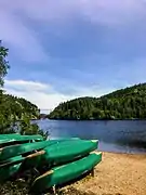 Vue entrecoupée par des canots du lac La Haie à la mi-août.