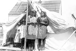 Jeunes filles cris. Lac Mistassini, 1944.