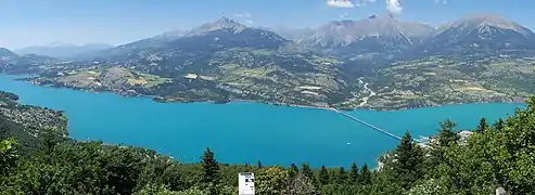 Le lac de Serre-Ponçon dans les Hautes-Alpes.