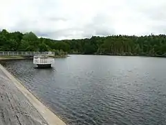 Le lac du Taurons et son trop-plein.