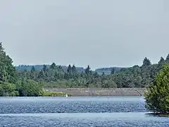 Le barrage vu depuis l'aire des Pondauds, à Saint-Marc-à-Loubaud.