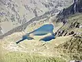 Photo du Lac Vert prise en hauteur sur le chemin menant au Lac Bleu