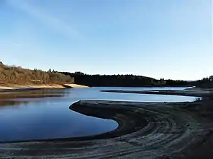 Le lac de Viam au village de Viam en période de vidange.