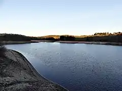 Le lac vu depuis le barrage.