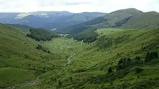 Vue aérienne de la route qui recommence à grimper après une descente jusqu’aux sources de l’Artigou.