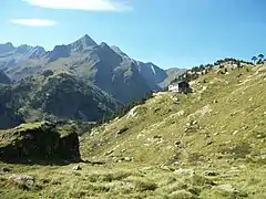 Le refuge d'Espingo près du lac.