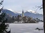 Le lac gelé en hiver.