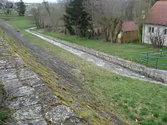 Crète et parement aval du barrage - coursier du déversoir de crue du réservoir.