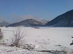 La queue du lac sous la neige.