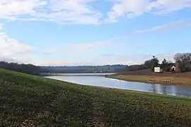 Vue du lac depuis l'affluent de la rivière Caussade