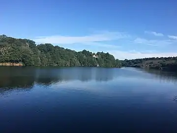 La berge à Éguzon-Chantôme (rive gauche) en 2017.