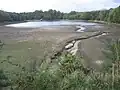 Le Mougau se jetant dans le lac en période de basses eaux.