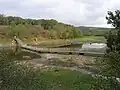 La passerelle sur l'Élorn en amont du lac en période de basses eaux.