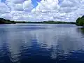 Le lac vu depuis la plage de la crêperie.